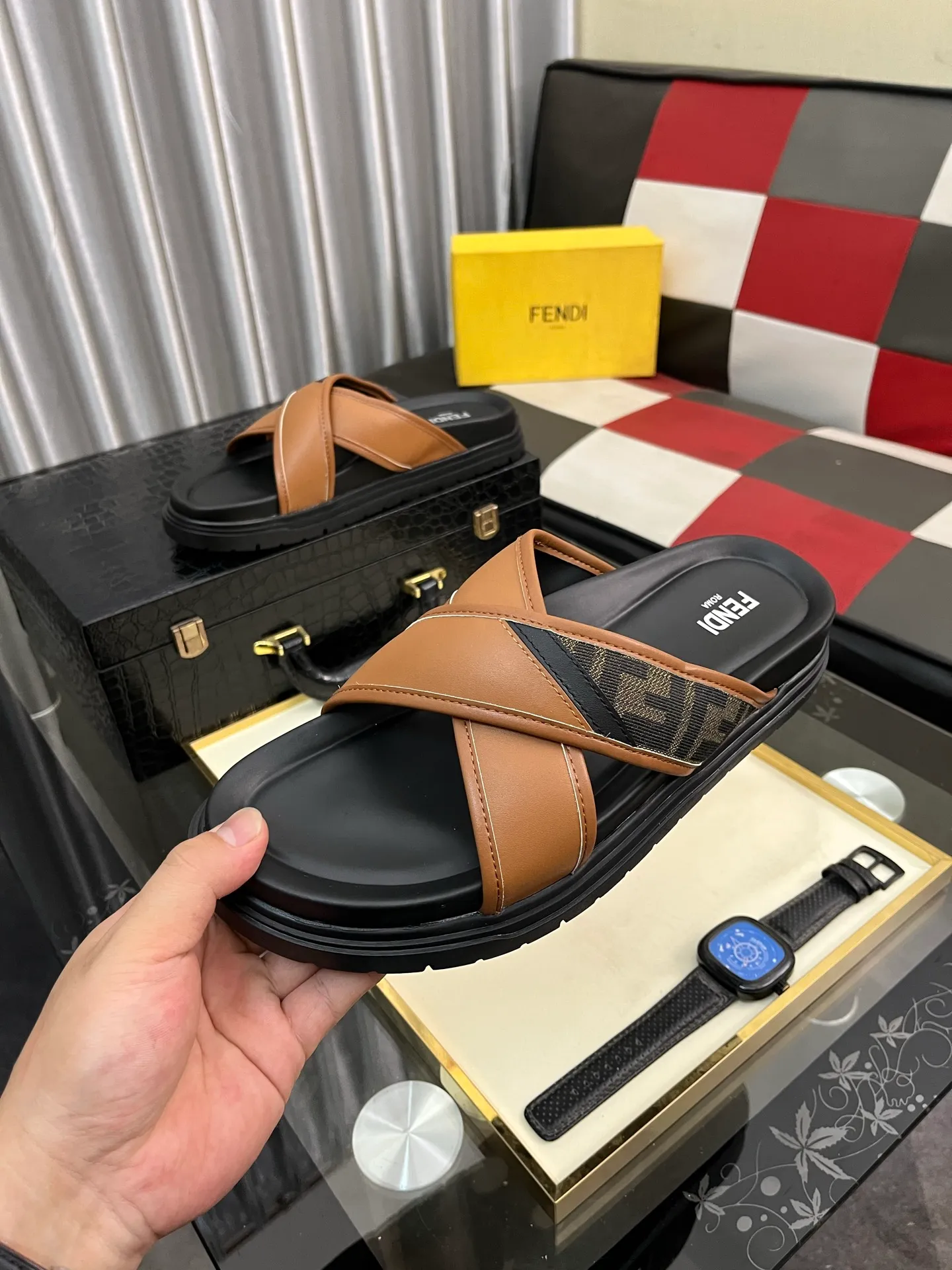 Men's men's shoes💰320⌚️⌚️FENDI Fendi slippers and sandals are shipped💄How can this summer be without the blessing of little monsters💄Original imported special hardware decorative pattern➕Original private model outsole! Details determine success or failure, good quality is not afraid of magnifying details! It feels super comfortable on your feet! This summer you need a pair of trendy, cool and comfortable sandals👣 Standard size: 38-443️⃣Colors available